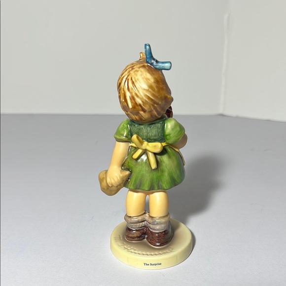 Hummel Girl Figure “The Surprise” Bee 🐝 Mark. GH103 - Picture 3 of 8